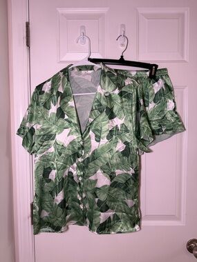Green Tropical Leaf Short-Sleeve Shirt - Women